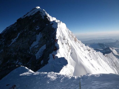 Ilbandiera Maltija terġa tperper fuq logħla muntanja fiddinja