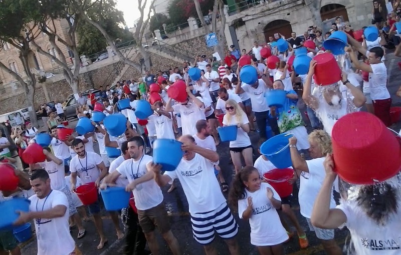 FILMAT Iwieġbu bi ħġarhom għassejħa talIce Bucket Challenge b'risq