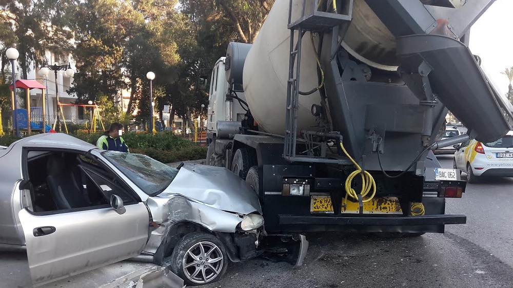 VIDEO Car crushed by truck in Qormi three in hospital TVMnews.mt