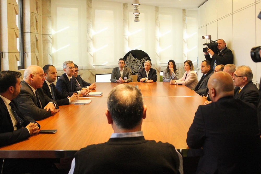 L Oppo izzjoni F laqg a Mal istakeholders Tal Air Malta U L Kamra Tal 