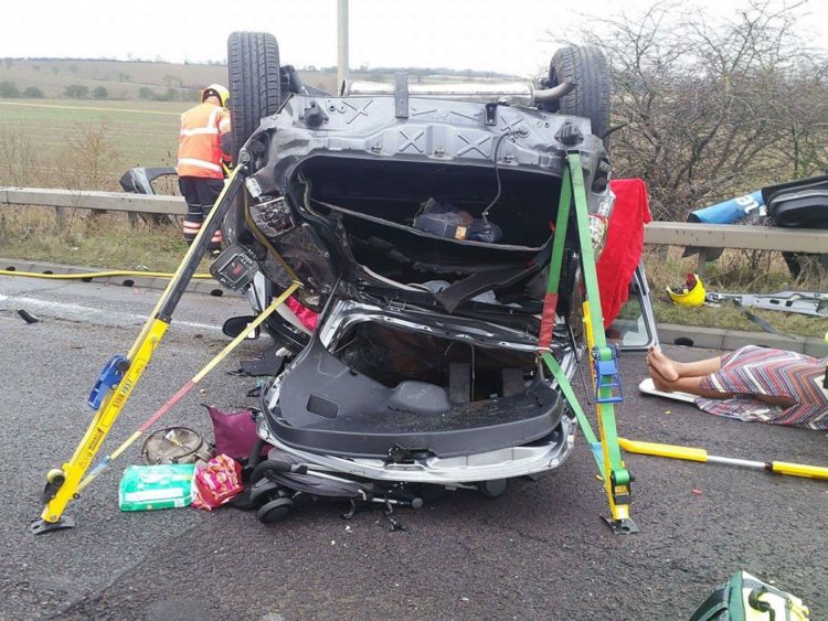 VIDEO: Drunk mother in UK flips car over with her baby inside - TVMnews.mt