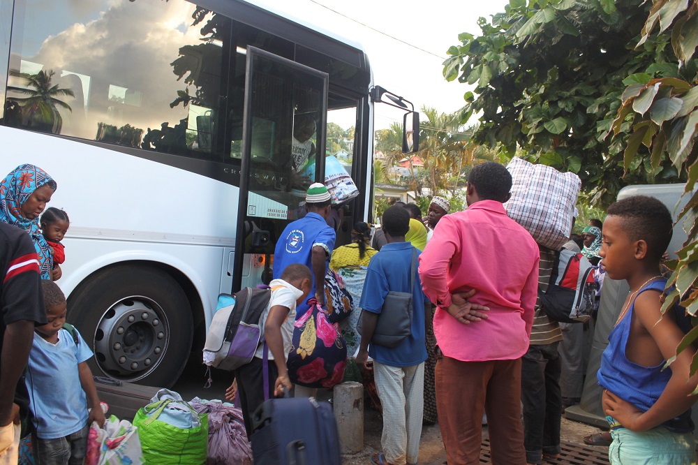 French Residents On Mayotte Round Up Migrants And Hand Them Over To Police TVMnews mt