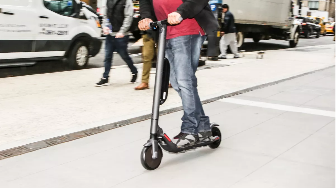 IlGvern jipproponi li biex wieħed isuq lekick scooters ikollu
