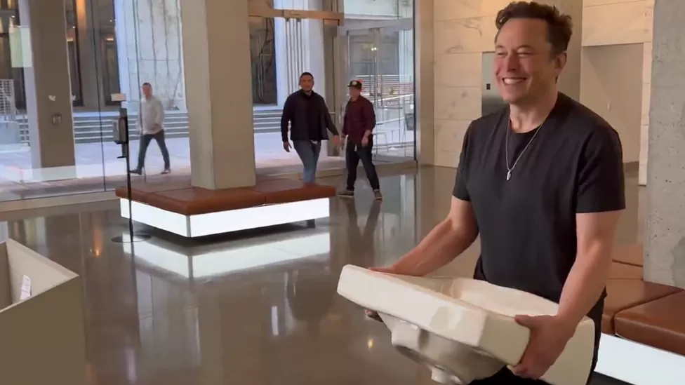Musk enters Twitter general headquarters carrying a sink - TVMnews.mt