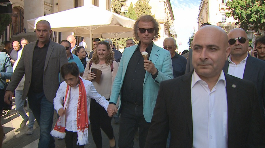 WATCH: Hundreds of admirers gather in St George's Square to meet Andre ...