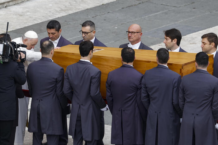 Il-Knisja Kattolika ssellem lil Ratzinger – il-ġemgħa “Santo Subito