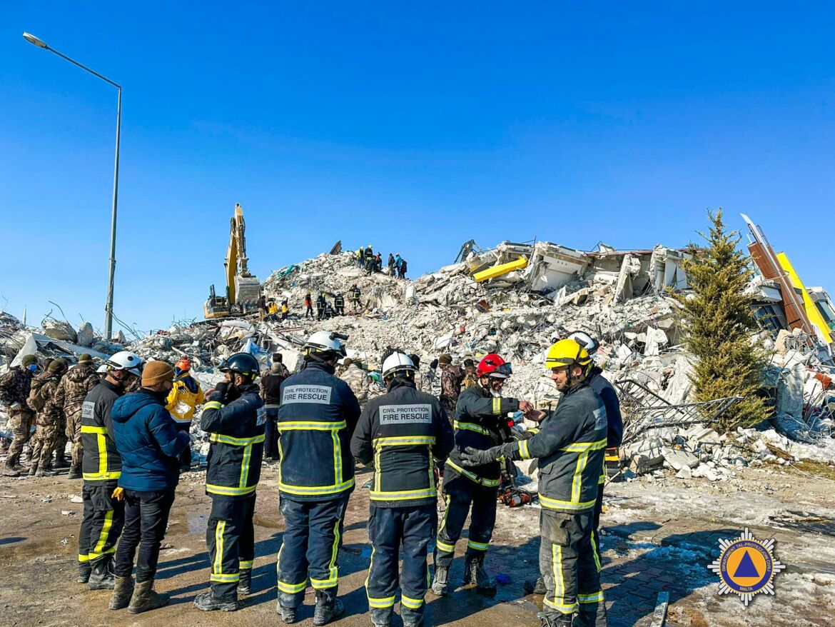 Protection Turka Membri tal-Protezzjoni Ċivili jsibu 8 persuni taħt it-terrapien fit ...