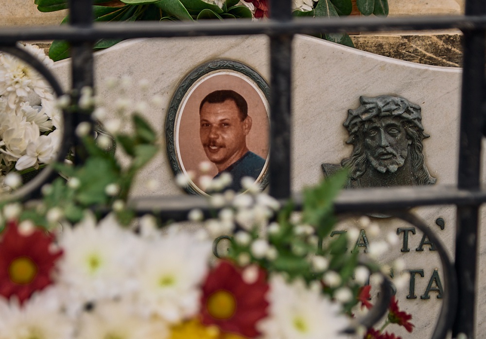 Il-Kummissarju jsellem il-memorja ta' Roger Debattista - 22 sena mill ...