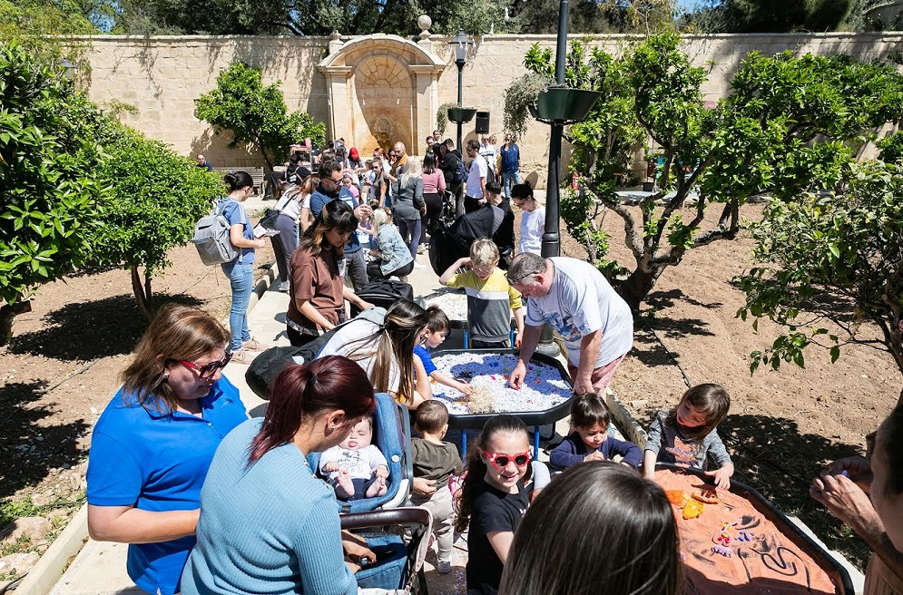 Gnien Rousset Children and adults at Ġnien Romeo Romano for an activity to propagate ...