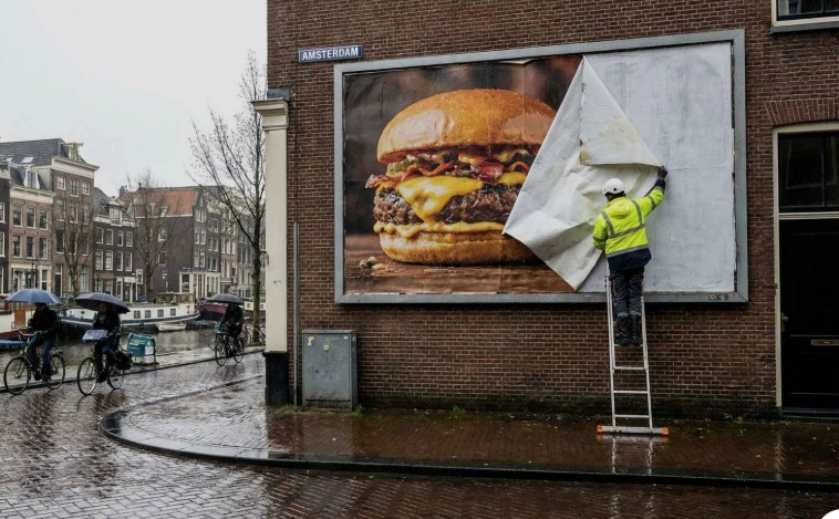 Daqshekk reklami ta' laħam fit-toroq ta' Amsterdam - TVMnews.mt